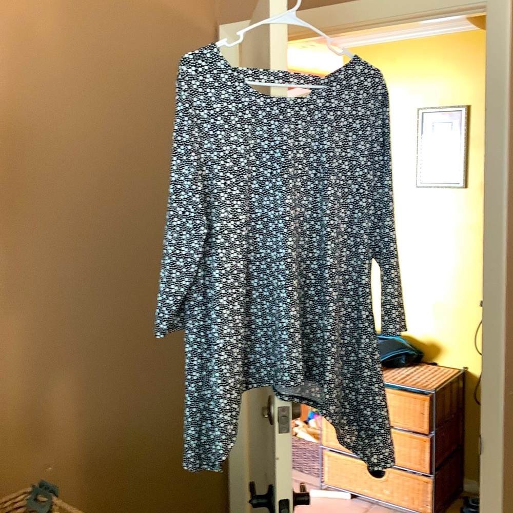 This top is very comfortable and looks good with black pants or white